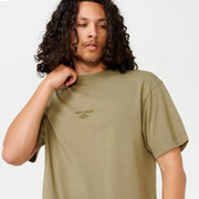 FADE OUT EMB TEE WASHED MOSS