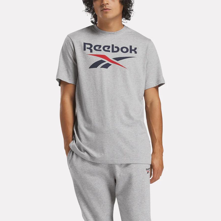 REEBOK ID STACKED LOGO T- MGREYH/VECTORNAVY/VE