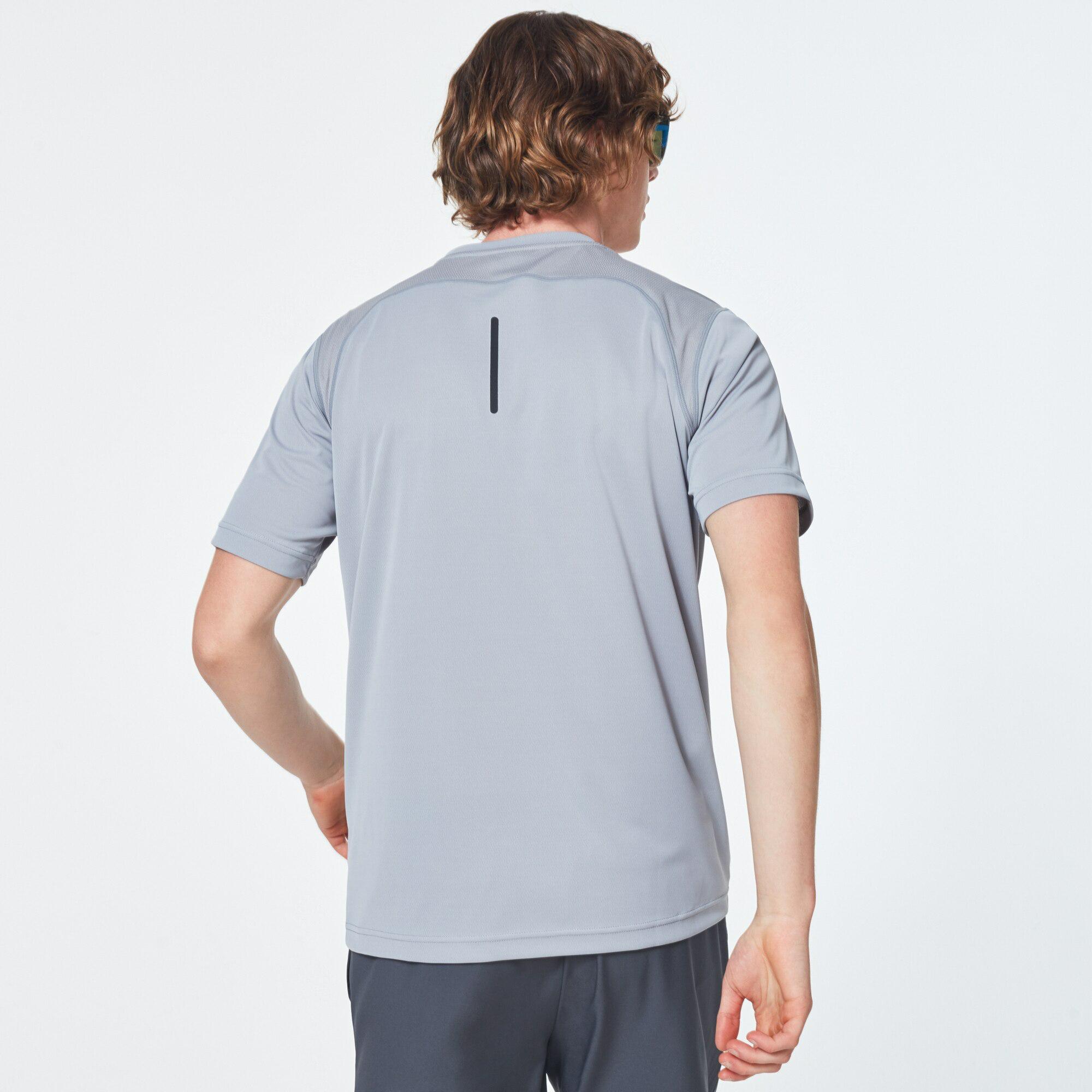 FOUNDATIONAL TRAIN SS TEE FOG GREY