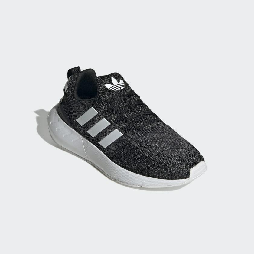 SWIFT RUN 22 W CBLACK/FTWWHT/GREFIV