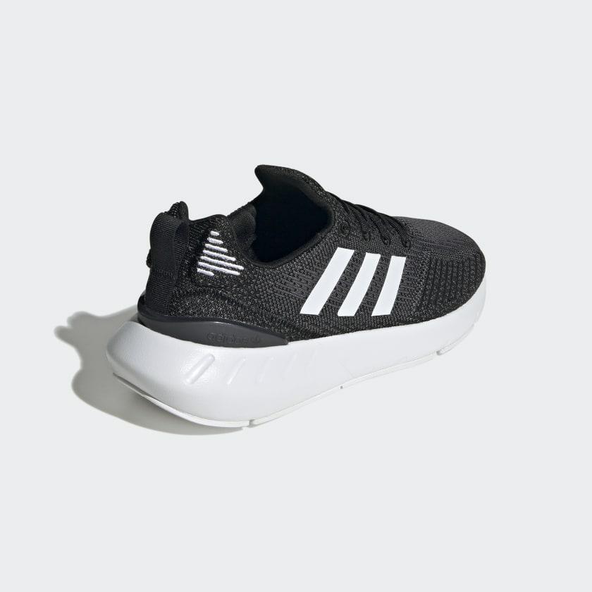 SWIFT RUN 22 W CBLACK/FTWWHT/GREFIV