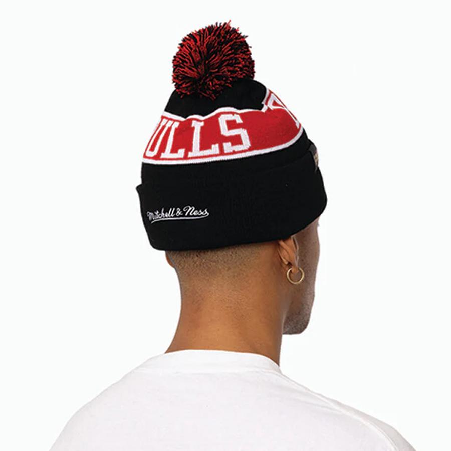 TEAM POM BEANIE KNIT BULL BLACK/RED