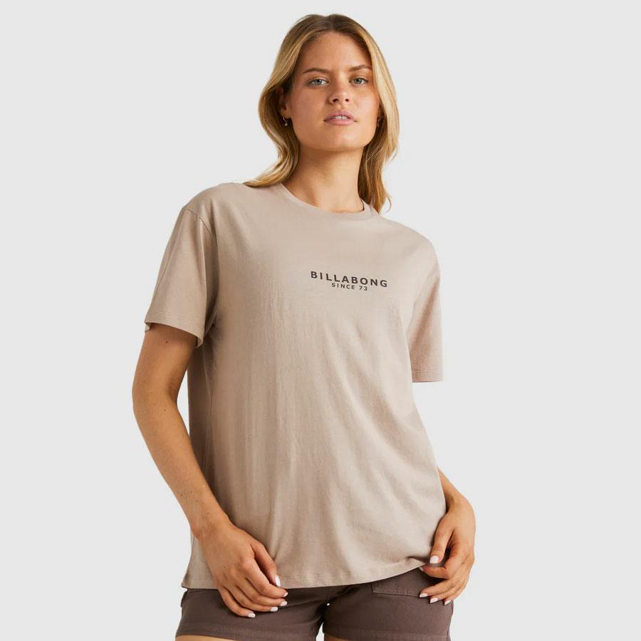 EMERALD ISLAND TEE COBBLESTONE